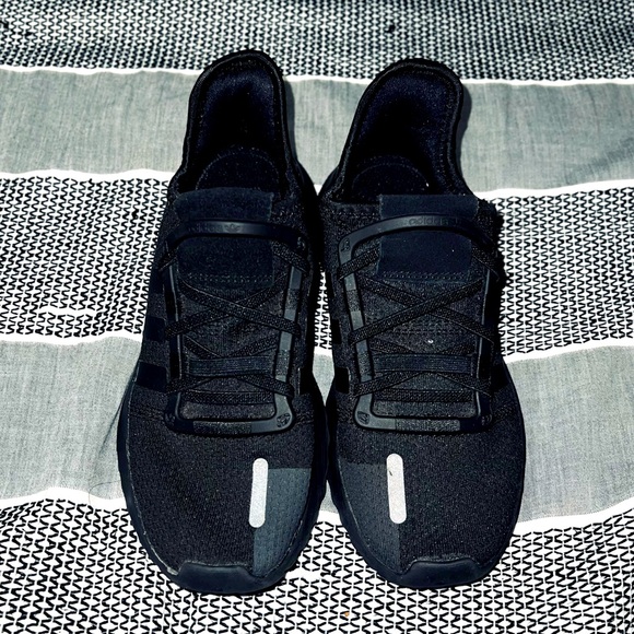 ✨Adidas kid sneakers (unisex)✨ - Picture 3 of 3